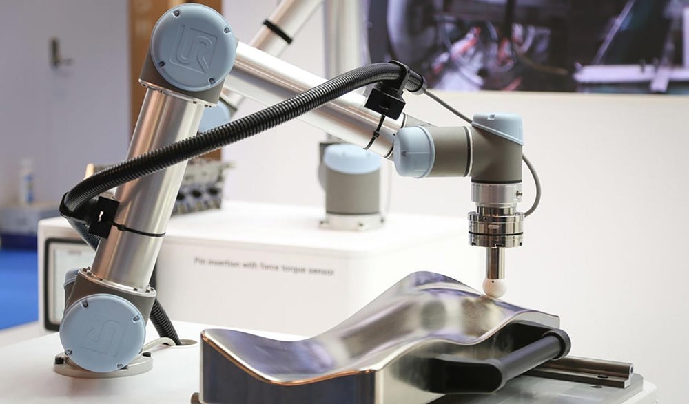 UR機(jī)器人有了ATI的F/T感應(yīng)器簡直如虎添翼