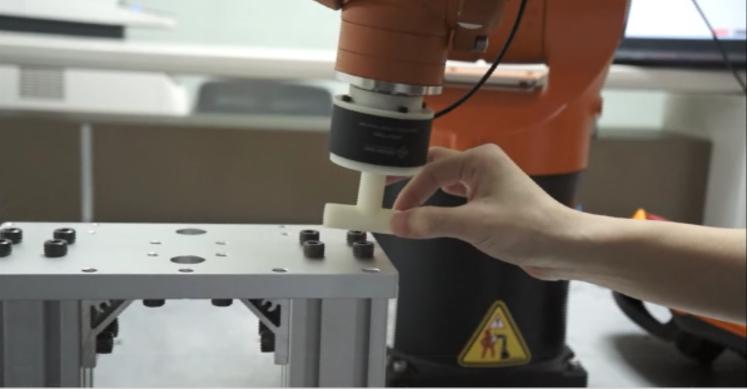 六維力傳感器用于機(jī)器人拖動(dòng)示教分享